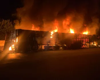 Caminhão bitrem pega fogo na BR-101; veja imagens da explosão!