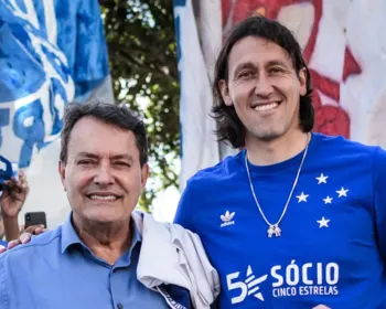 Cássio veste camisa do Cruzeiro e é recebido por multidão em BH