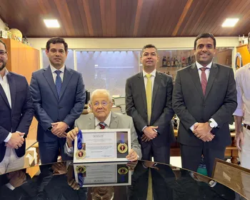 Comenda jurista Marcos Bernardes de Mello é entregue ao mesmo pelo Sindicato dos Advogados e Advogadas de Alagoas