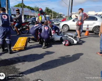 Criança de 9 anos e mototaxista ficam feridos em acidente entre motos