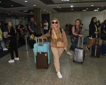 De chinelo com meia, Deolane Bezerra desembarca sozinha em aeroporto