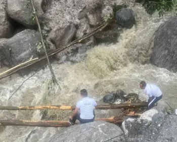 Deslizamento deixa 10 mortos e mais de 2 mil turistas isolados