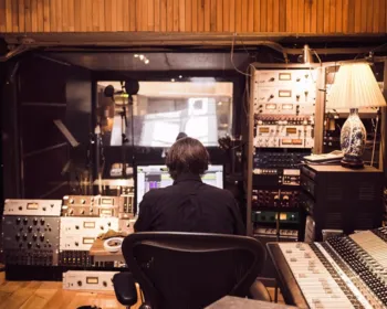 Estúdio Fábrica de Artistas seleciona músicos para aprimoramento e gravação de música