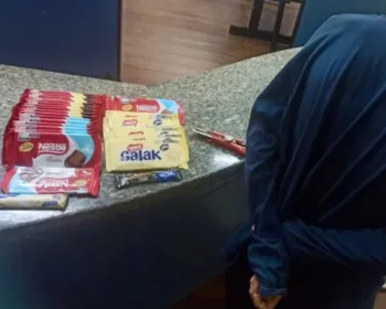 Homem é preso após furtar 28 barras de chocolate