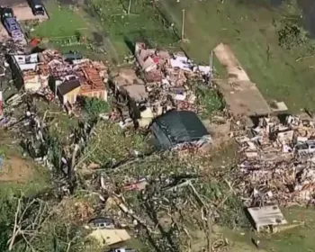 Imagens aéreas mostram destruição após tornados mortais em Oklahoma, nos EUA