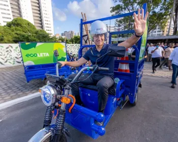 JHC entrega triciclos movidos a energia solar para carroceiros