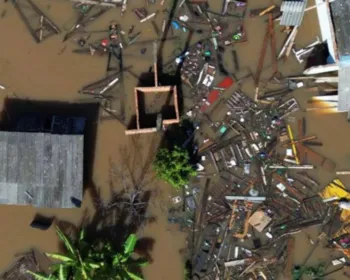 Lixo toma conta de ruas de Porto Alegre onde a água já baixou