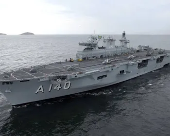 Maior navio de guerra da América Latina chega ao RS