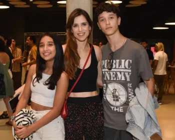 Mel Lisboa faz rara aparição com os filhos em cinema de São Paulo
