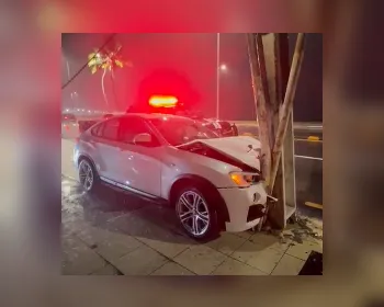 Motorista de BMW é detida após bater em carros na Ponta Verde
