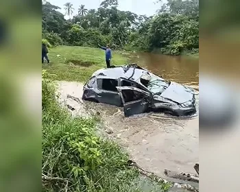 Motorista perde controle, carro cai em rio e dois ficam feridos