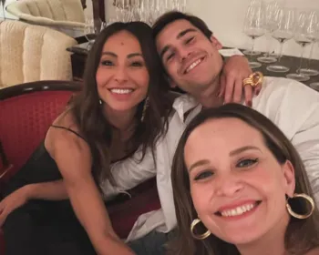 Nicolas Prattes celebra 27 anos com Sabrina Sato e amigos