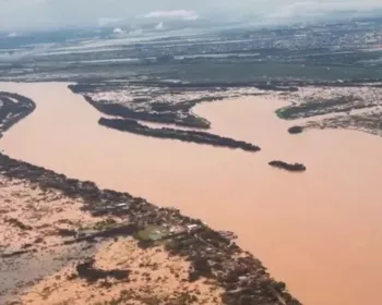 Nível do rio Guaíba baixa mais 8 cm em 24h e água para de avançar