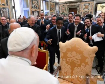 Papa, ao lado de humoristas: 'Não é blasfêmia' fazer piadas com Deus