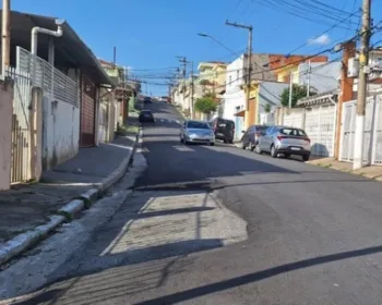Prefeitura asfalta rua e deixa “buraco” onde carro estava parado