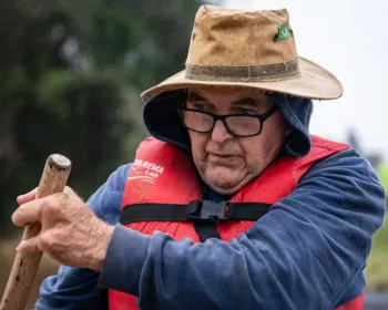 RS: idoso de 71 anos rema por 2h para fugir de enchente com família