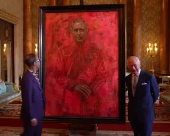 Rei Charles III recebe primeiro retrato oficial desde coroação