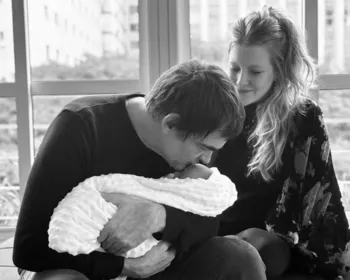 Samuel Rosa e Laura Sarkovas postam foto da filha nos 2 meses da bebê