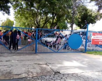 Servidores e estudantes da Ufal fecham entrada do Campus Maceió
