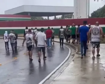 Torcedores do Fluminense protestam no CT Carlos Castilho
