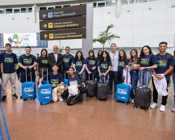 Tourinho acompanha embarque de estudantes alagoanos para Inglaterra