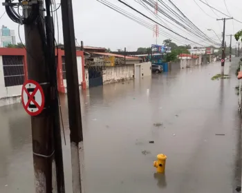 VÍDEOS: chuva intensa causa alagamentos em ruas de Maceió