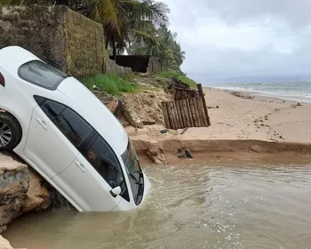 Vídeo: Veículo cai de elevado e é engolido parcialmente pelo mar
