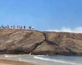 Vídeo: banhistas são arrastados por ondas fortes em praia