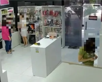Vídeo flagra mulher furtando vibrador de sex shop na Jatiúca