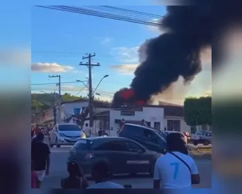 Vídeo: incêndio atinge estabelecimento comercial em Capela