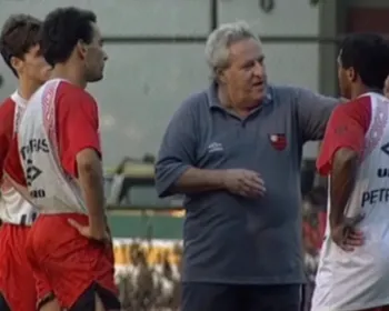 Washington Rodrigues, o Apolinho, é velado na sede do Flamengo