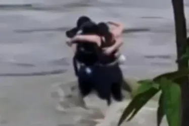 
			
				VÍDEO: amigos se abraçam antes de serem arrastados por enchente
			
			