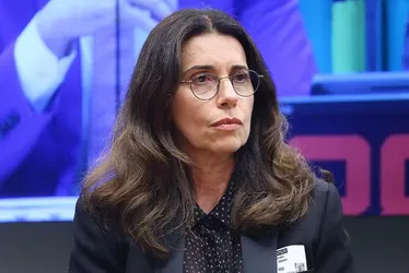 
			
				Após ter prisão revogada, ex-diretora da Americanas retorna ao Brasil
			
			