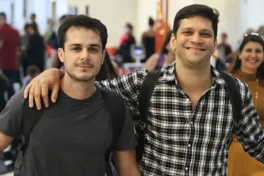 
			
				Armando Babaioff curte dia de descanso com o namorado
			
			