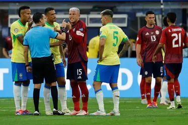
			
				Brasil empata com a Costa Rica e faz estreia vexatória na Copa América
			
			