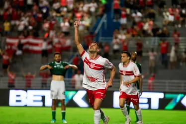 
			
				CRB vence o Guarani, com gol de Gegê, e deixa a zona da degola: 1 a 0
			
			