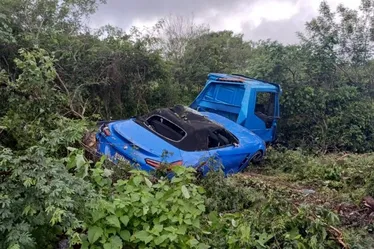 
			
				Caminhão que levava BMW sai da pista e danifica carro de luxo
			
			