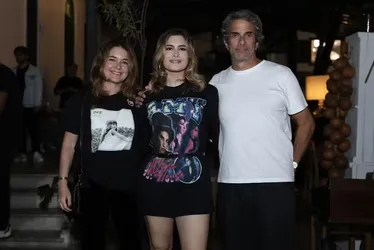 
			
				Cláudia Abreu e ex-marido se reúnem em show da filha Maria Maud
			
			