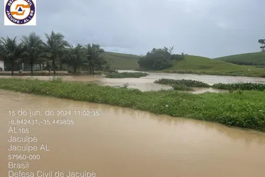 
			
				Com chuvas, nível dos rios sobe em AL; águas do Jacuípe invadem ruas
			
			