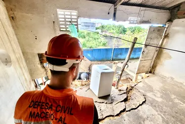 
			
				Defesa Civil emite alerta de risco para deslizamentos de terra em Maceió
			
			