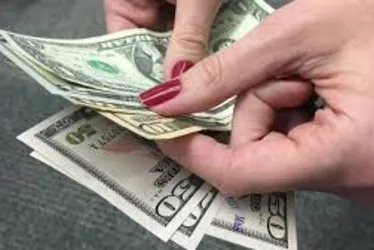 
			
				Em alta, dólar fecha em R$ 5,74, maior valor desde março de 2021
			
			