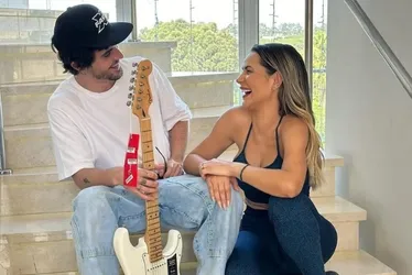 
			
				Deolane se declara a Fiuk e presenteia cantor com guitarra
			
			