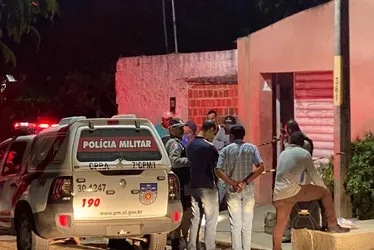 
			
				Dois homens são mortos a tiros dentro de bar no Agreste
			
			