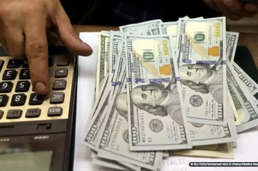 
			
				Dólar fecha em pequena alta após troca no comando da Petrobras
			
			