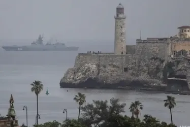 
				EUA manda submarino nuclear para Cuba após chegada de navios russos
			
			