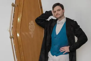 
				Felipe Neto faz foto dentro de caixão em homenagem a Machado de Assis
			
			