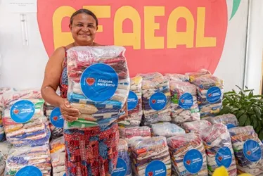 
			
				Governo de AL doa uma tonelada de alimentos para associação no Benedito Bentes
			
			