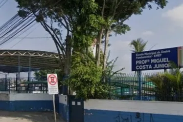 
			
				Homem é morto a tiros na frente de escola municipal
			
			