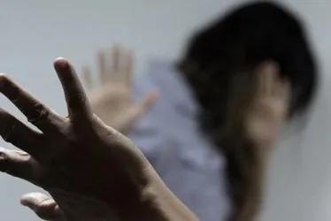 
			
				Homem é preso após espancar esposa grávida e com filho no colo em Maceió
			
			