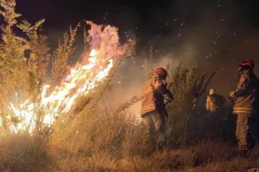 
			
				Incêndio no Parque Nacional do Itatiaia no RJ já dura quase 48 horas
			
			